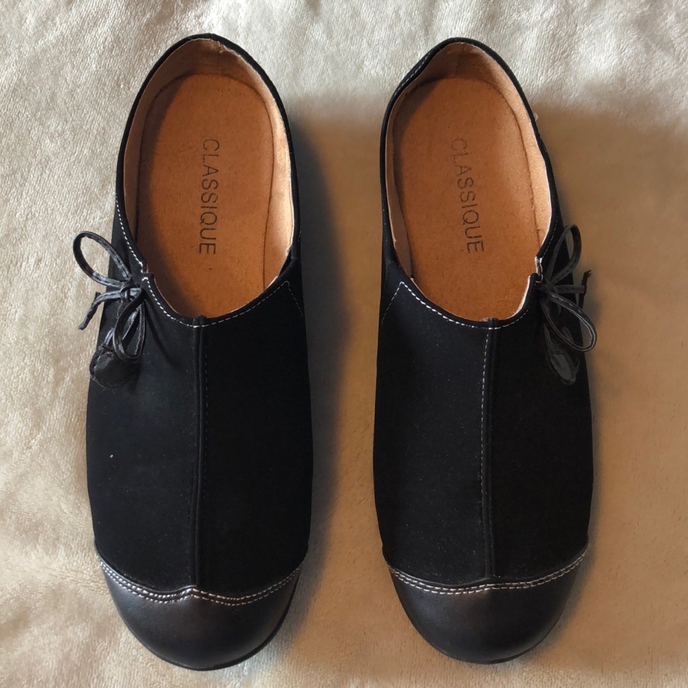 Black flat mules
